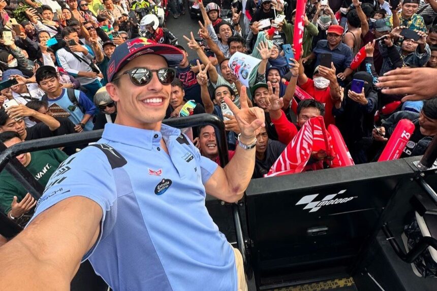 Marc Marquez berfoto bersama para fansnya di parade jelang MotoGP Mandalika 2024 (Foto: Instagram/Marc Marquez)