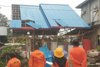 Tim Reaksi Cepat (TRC) BPBD Kabupaten Magetan melakukan pendataan kerusakan rumah warga akibat cuaca ekstrem dan pembersihan dahan pohon menimpa rumah di Kabupaten Magetan, Provinsi Jawa Timur, Jumat (27/9/2024). Foto: BPBD Kabupaten Magetan