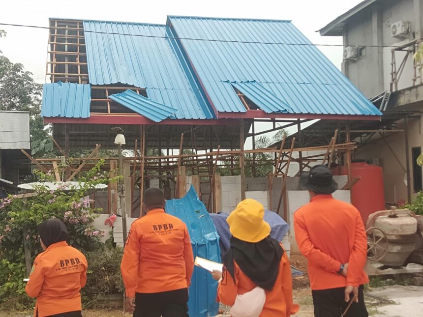 Tim Reaksi Cepat (TRC) BPBD Kabupaten Magetan melakukan pendataan kerusakan rumah warga akibat cuaca ekstrem dan pembersihan dahan pohon menimpa rumah di Kabupaten Magetan, Provinsi Jawa Timur, Jumat (27/9/2024). Foto: BPBD Kabupaten Magetan