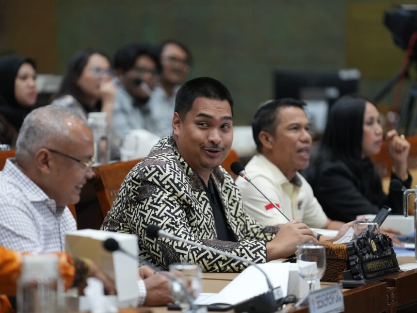 Menpora, Ario Bimo Nandito Ariotedjo (Dito Ariotedjo), saat rapat kerja yang dipimpin Wakil Ketua Komisi X DPR, Hetifah Sjaifudian di Gedung DPR, Jakarta. Foto: PSSI