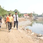 Wali Kota Jakarta Timur, M. Anwar meninjau revitalisasi pembangunan Waduk Kaja di RW 11, Kelurahan Kelapa Dua Wetan, Kecamatan Ciracas, pada Selasa (3/9/2024). Foto: Ist