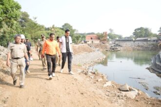 Wali Kota Jakarta Timur, M. Anwar meninjau revitalisasi pembangunan Waduk Kaja di RW 11, Kelurahan Kelapa Dua Wetan, Kecamatan Ciracas, pada Selasa (3/9/2024). Foto: Ist