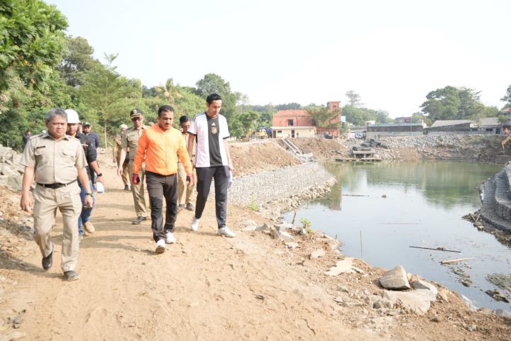 Wali Kota Jakarta Timur, M. Anwar meninjau revitalisasi pembangunan Waduk Kaja di RW 11, Kelurahan Kelapa Dua Wetan, Kecamatan Ciracas, pada Selasa (3/9/2024). Foto: Ist