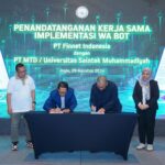 (Kiri ke Kanan) Badan Pembina Harian Saintek Muhammadiyah Indonesia Husni Anriyanto, Direktur Enterprise Business Finnet Aziz Sidqi, Direktur MTD Bambang Priambodo, dan EVP Telkom Regional III Fera Pebrayenti pada saat penandatanganan perjanjian kerja sama solusi WhatsApp Bot untuk komunitas Muhammadiyah bersama PT Mentari Teradaya Digital (MTD), beberapa waktu yang lalu. Foto: Telkom Indonesia