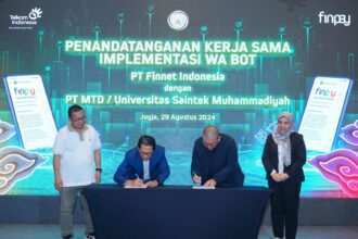 (Kiri ke Kanan) Badan Pembina Harian Saintek Muhammadiyah Indonesia Husni Anriyanto, Direktur Enterprise Business Finnet Aziz Sidqi, Direktur MTD Bambang Priambodo, dan EVP Telkom Regional III Fera Pebrayenti pada saat penandatanganan perjanjian kerja sama solusi WhatsApp Bot untuk komunitas Muhammadiyah bersama PT Mentari Teradaya Digital (MTD), beberapa waktu yang lalu. Foto: Telkom Indonesia