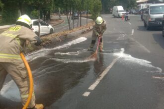 personel Suku Dinas Penanggulangan Kebakaran dan Penyelamatan (Sudin Gulkarmat) Jakarta Timur melakukan pembersihan tumpahan oli di Jalan Bekasi Timur, Kelurahan Rawa Bunga, Kecamatan Jatinegara, Kamis (26/9/2024) siang. Foto: Ist