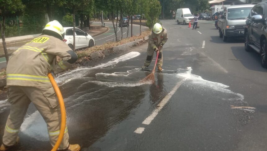 personel Suku Dinas Penanggulangan Kebakaran dan Penyelamatan (Sudin Gulkarmat) Jakarta Timur melakukan pembersihan tumpahan oli di Jalan Bekasi Timur, Kelurahan Rawa Bunga, Kecamatan Jatinegara, Kamis (26/9/2024) siang. Foto: Ist