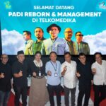 (Dari Kiri ke Kanan) Yoyo (Padi Reborn), Fadly (Padi Reborn), dr Monica M Sihombing (Direktur TelkoMedika, Dicky Anfiadi (Direktur Utama TelkoMedika), Ari (Padi Reborn), Rindra (Padi Reborn), Piyu (Padi Reborn) pada saat melakukan Medical Check Up (MCU) di Klinik Telkomedika di THC Telkom Landmark Tower (TLT), Rabu (18/9/2024). Foto: Telkom Indonesia