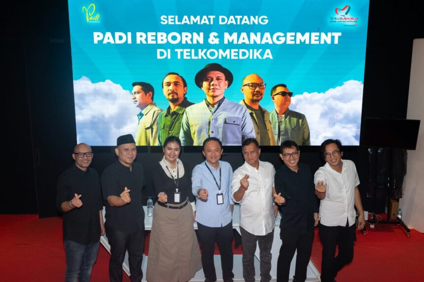 (Dari Kiri ke Kanan) Yoyo (Padi Reborn), Fadly (Padi Reborn), dr Monica M Sihombing (Direktur TelkoMedika, Dicky Anfiadi (Direktur Utama TelkoMedika), Ari (Padi Reborn), Rindra (Padi Reborn), Piyu (Padi Reborn) pada saat melakukan Medical Check Up (MCU) di Klinik Telkomedika di THC Telkom Landmark Tower (TLT), Rabu (18/9/2024). Foto: Telkom Indonesia