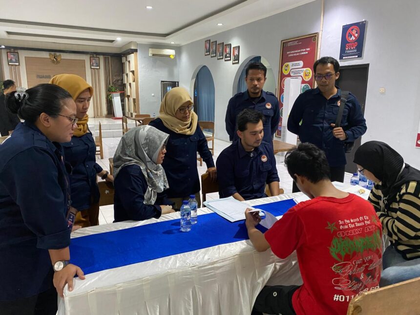 Wakil Ketua Lembaga Perlindungan Saksi dan Korban (LPSK), Sri Suparyati melakukan pendampingan saat pemindahan terpidana SD, dalam kasus pembunuhan V dan E, dari Lapas Banceuy Bandung ke Lapas Kelas 1 Cirebon, Jawa Barat, Kamis (5/9/2024). Foto: Ist