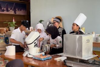 Hotel Ciputra Jakarta mengadakan acara cooking class bersama Emmanuel Foundation serta kegiatan donasi kepada masyarakat kurang mampu di Sentul dalam rangka merayakan hari jadinya yang ke-31.