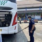 Petugas melakukan uji kelayakan kendaraan (KIR) bus Antar Kota Antar Provinsi (AKAP) di Terminal Kampung Rambutan, Ciracas, Jakarta Timur, pada Senin (23/9/2024) siang. Foto: Ist