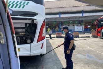 Petugas melakukan uji kelayakan kendaraan (KIR) bus Antar Kota Antar Provinsi (AKAP) di Terminal Kampung Rambutan, Ciracas, Jakarta Timur, pada Senin (23/9/2024) siang. Foto: Ist