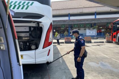 Petugas melakukan uji kelayakan kendaraan (KIR) bus Antar Kota Antar Provinsi (AKAP) di Terminal Kampung Rambutan, Ciracas, Jakarta Timur. Foto: Ist