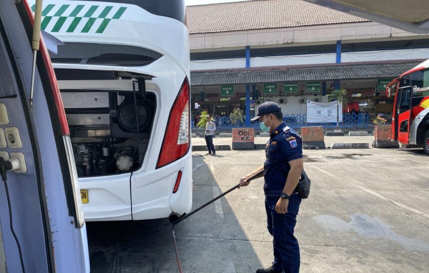 Petugas melakukan uji kelayakan kendaraan (KIR) bus Antar Kota Antar Provinsi (AKAP) di Terminal Kampung Rambutan, Ciracas, Jakarta Timur, pada Senin (23/9/2024) siang. Foto: Ist