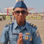 Pemuda berinisial JGK yang menjadi perwira TNI AL gadungan diproses oleh Polisi Militer Lantamal VII Kupang saat di Monas. Foto: IG, @mygigsmedia (tangkap layar)