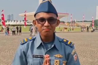 Pemuda berinisial JGK yang menjadi perwira TNI AL gadungan diproses oleh Polisi Militer Lantamal VII Kupang saat di Monas. Foto: IG, @mygigsmedia (tangkap layar)