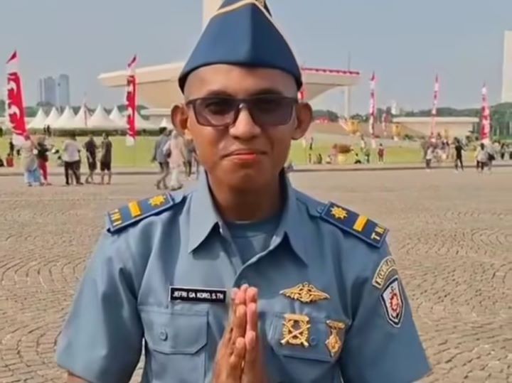 Pemuda berinisial JGK yang menjadi perwira TNI AL gadungan diproses oleh Polisi Militer Lantamal VII Kupang saat di Monas. Foto: IG, @mygigsmedia (tangkap layar)