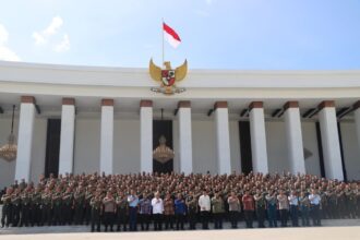 Presiden Jokowi berfoto bersama pejabat Polri dan TNI se-Indonesia. Foto: Humas Polri