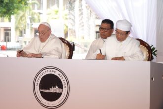 Paus Fransiskus dan Imam Besar Masjid Istiqlal Nasaruddin Umar menandatangani Deklarasi Bersama Istiqlal 2024. Foto: Ist