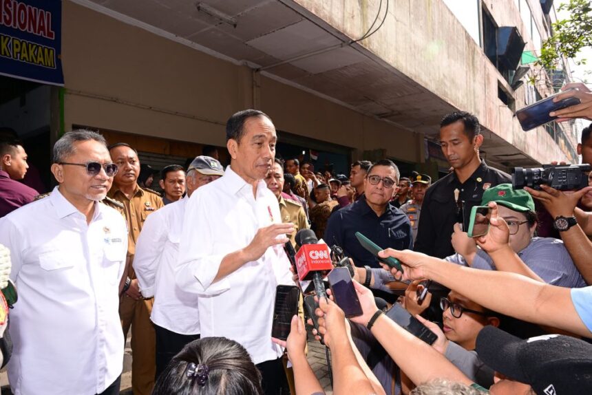 Presiden Jokowi menyampaikan keterangan pers usai peninjauan Delimas Pasar Raya di Lubuk Pakam, Kabupaten Deli Serdang, Provinsi Sumatra Utara, Selasa (10/09/2024). Foto: BPMI Setpres