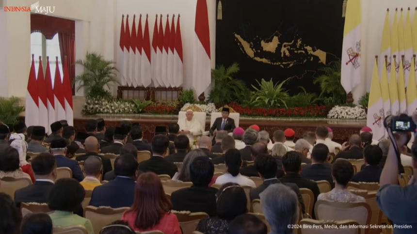 Paus saat bertemu Presiden RI di Jakarta Rabu (4/9/2024). Foto: Tangkapan layar youtube Setkab RI