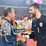 Presiden Jokowi menyalami kiper Maarten Paes usai laga Timnas Indonesia vs Australia di Stadion Utama Gelora Bung Karno, Jakarta Selasa (10/09/2024). Foto: BPMI Setpres