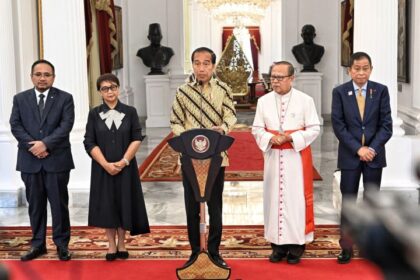 Presiden Joko Widodo menyampaikan sambutan hangat atas kedatangan Yang Teramat Mulia Paus Fransiskus ke Indonesia.