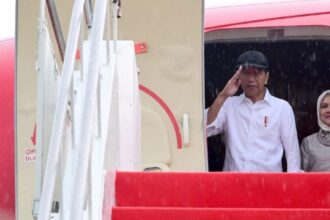 Presiden Joko Widodo didampingi Ibu Iriana Joko Widodo melanjutkan kegiatan kunjungan hari kedua dengan bertolak menuju Provinsi Aceh, pada Senin, 9 September 2024 melalui Bandara Internasional Aji Pangeran Tumenggung, Kota Samarinda. Foto: BPMI Setpres