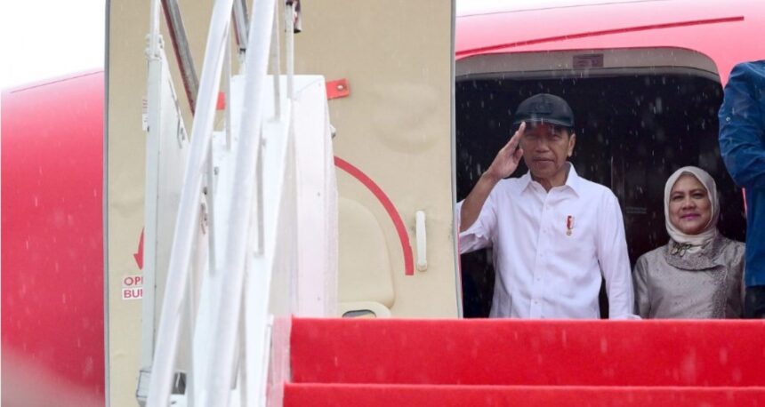 Presiden Joko Widodo didampingi Ibu Iriana Joko Widodo melanjutkan kegiatan kunjungan hari kedua dengan bertolak menuju Provinsi Aceh, pada Senin, 9 September 2024 melalui Bandara Internasional Aji Pangeran Tumenggung, Kota Samarinda. Foto: BPMI Setpres