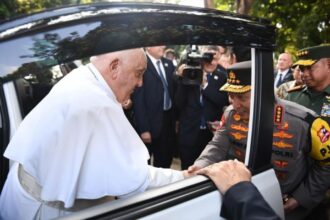 Momen Kapolri Jenderal Listyo Sigit Prabowo bersalaman dengan Pemimpin Katolik Dunia Paus Fransiskus jelang Misa Akbar di SUGBK, Kamis (5/9/2024) sore. Foto: Humas Polri