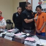 Kasat Reskrim Polres Metro Jakarta Selatan, AKBP Gogo Galesung (rompi hitam), meminta keterangan kepada tersangka Kekerasan Dalam Rumah Tangga (KDRT) suami yakni Achmad Syarifudin, 30, yang tega menghabisi nyawa isterinya berinisial FF, 26, dalam gelaran kasus pembunuhan di Mapolres, Jumat (6/9/2024). Foto: Joesvicar Iqbal/ipol.id