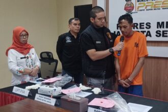 Kasat Reskrim Polres Metro Jakarta Selatan, AKBP Gogo Galesung (rompi hitam), meminta keterangan kepada tersangka Kekerasan Dalam Rumah Tangga (KDRT) suami yakni Achmad Syarifudin, 30, yang tega menghabisi nyawa isterinya berinisial FF, 26, dalam gelaran kasus pembunuhan di Mapolres, Jumat (6/9/2024). Foto: Joesvicar Iqbal/ipol.id