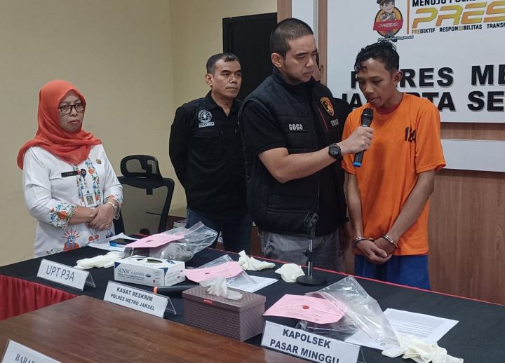 Kasat Reskrim Polres Metro Jakarta Selatan, AKBP Gogo Galesung (rompi hitam), meminta keterangan kepada tersangka Kekerasan Dalam Rumah Tangga (KDRT) suami yakni Achmad Syarifudin, 30, yang tega menghabisi nyawa isterinya berinisial FF, 26, dalam gelaran kasus pembunuhan di Mapolres, Jumat (6/9/2024). Foto: Joesvicar Iqbal/ipol.id