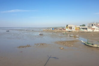 Pantai Kenjeran, lapangan pekerjaan dan tempat tinggal nelayan yang akan terdampak reklamasi pulau baru di timur pesisir Surabaya Petrus Riski/VOA