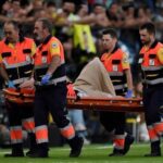 Kiper Barcelona Marc-Andre ter Stegen ditandu ke luar lapangan setelah mengelami cedera saat laga melawan Villarreal. Foto: REUTERS/Pablo Morano