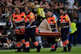 Kiper Barcelona Marc-Andre ter Stegen ditandu ke luar lapangan setelah mengelami cedera saat laga melawan Villarreal. Foto: REUTERS/Pablo Morano