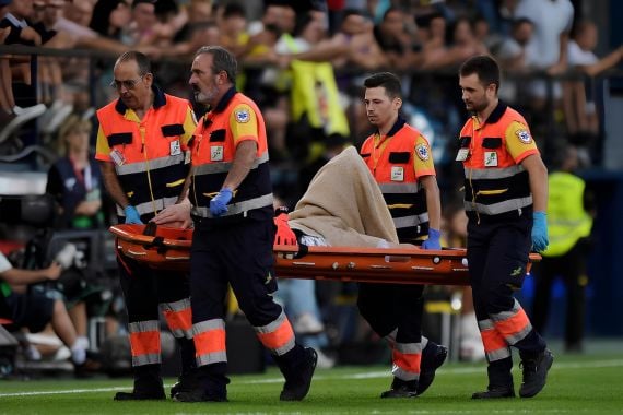 Kiper Barcelona Marc-Andre ter Stegen ditandu ke luar lapangan setelah mengelami cedera saat laga melawan Villarreal. Foto: REUTERS/Pablo Morano