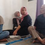 Suami Nimih, Suryana, 64, (kanan) bersama dua anak perempuannya, Yani, 46, (kiri) dan Suryati, 36 (tengah) di kediaman di RT 03 RW 05, Kelurahan Bambu Apus, Kecamatan Cipayung, Jakarta Timur, pada Selasa (17/9/2024) siang. Foto: Joesvicar Iqbal/ipol.id