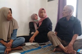 Suami Nimih, Suryana, 64, (kanan) bersama dua anak perempuannya, Yani, 46, (kiri) dan Suryati, 36 (tengah) di kediaman di RT 03 RW 05, Kelurahan Bambu Apus, Kecamatan Cipayung, Jakarta Timur, pada Selasa (17/9/2024) siang. Foto: Joesvicar Iqbal/ipol.id