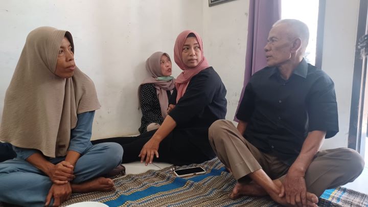 Suami Nimih, Suryana, 64, (kanan) bersama dua anak perempuannya, Yani, 46, (kiri) dan Suryati, 36 (tengah) di kediaman di RT 03 RW 05, Kelurahan Bambu Apus, Kecamatan Cipayung, Jakarta Timur, pada Selasa (17/9/2024) siang. Foto: Joesvicar Iqbal/ipol.id