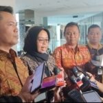 Ketua KPU Provinsi Jabar Ummi Wahyuni bersama Ketua Divisi Teknis Penyelenggaraan KPU Provinsi Jabar Adie Saputr usai rapat pleno penetapan pasangan calon Pilgub Jabar 2024, Minggu (22/9/2024). Foto: dok. KPU Jabar