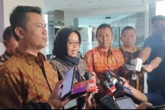 Ketua KPU Provinsi Jabar Ummi Wahyuni bersama Ketua Divisi Teknis Penyelenggaraan KPU Provinsi Jabar Adie Saputr usai rapat pleno penetapan pasangan calon Pilgub Jabar 2024, Minggu (22/9/2024). Foto: dok. KPU Jabar