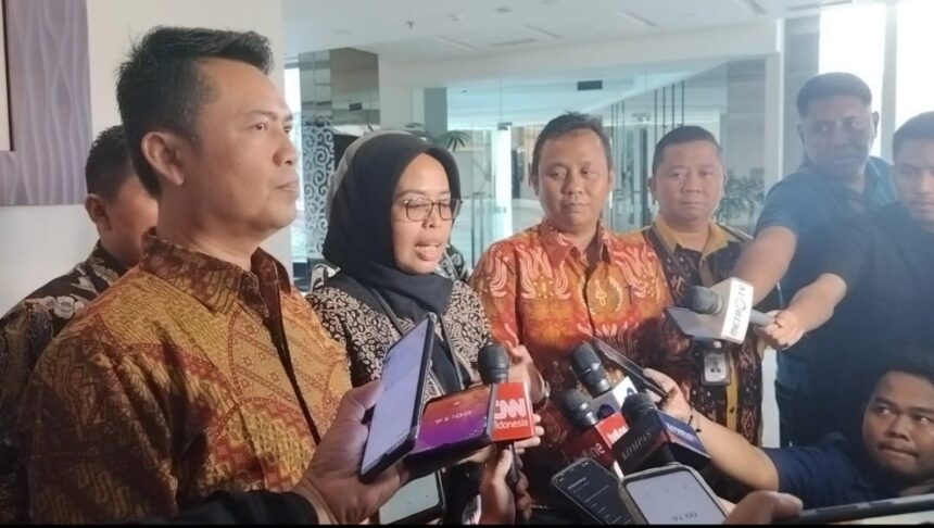 Ketua KPU Provinsi Jabar Ummi Wahyuni bersama Ketua Divisi Teknis Penyelenggaraan KPU Provinsi Jabar Adie Saputr usai rapat pleno penetapan pasangan calon Pilgub Jabar 2024, Minggu (22/9/2024). Foto: dok. KPU Jabar