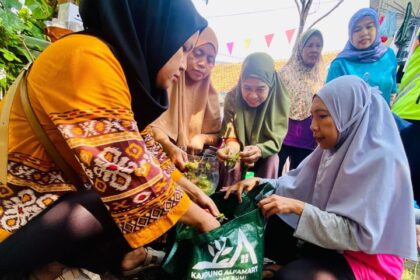 Ibu-Ibu antusias mengikuti pelatihan Pengolahan Sampah Rumah Tangga yang diadakan Bank Sampah Tri Alam Lestari Ulujami bersama Alfamart di Jalan Swadarma Raya, RT 08 RW 02, No 50, Kelurahan Ulujami, Kecamatan Pesanggrahan, Jakarta Selatan, Selasa (24/9/2024). Foto: Joesvicar Iqbal/ipol.id
