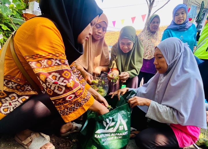 Ibu-Ibu antusias mengikuti pelatihan Pengolahan Sampah Rumah Tangga yang diadakan Bank Sampah Tri Alam Lestari Ulujami bersama Alfamart di Jalan Swadarma Raya, RT 08 RW 02, No 50, Kelurahan Ulujami, Kecamatan Pesanggrahan, Jakarta Selatan, Selasa (24/9/2024). Foto: Joesvicar Iqbal/ipol.id