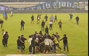 Laga Persib Bandung Vs Persija Jakarta yang berlangsung di Stadion Si Jalak Harupat Bandung berakhir rusuh yang dibuat para suporter. (Foto: Tangkapan layar)