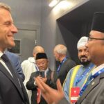 Menag Yaqut Cholil Qoumas bercengkerama dengan Presiden Prancis Emmanuel Macron di Paris. Foto: Kemenag