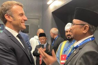 Menag Yaqut Cholil Qoumas bercengkerama dengan Presiden Prancis Emmanuel Macron di Paris. Foto: Kemenag