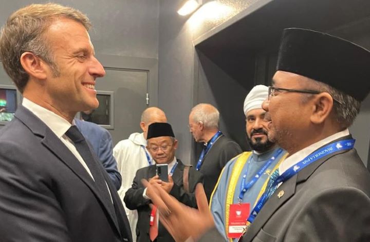 Menag Yaqut Cholil Qoumas bercengkerama dengan Presiden Prancis Emmanuel Macron di Paris. Foto: Kemenag